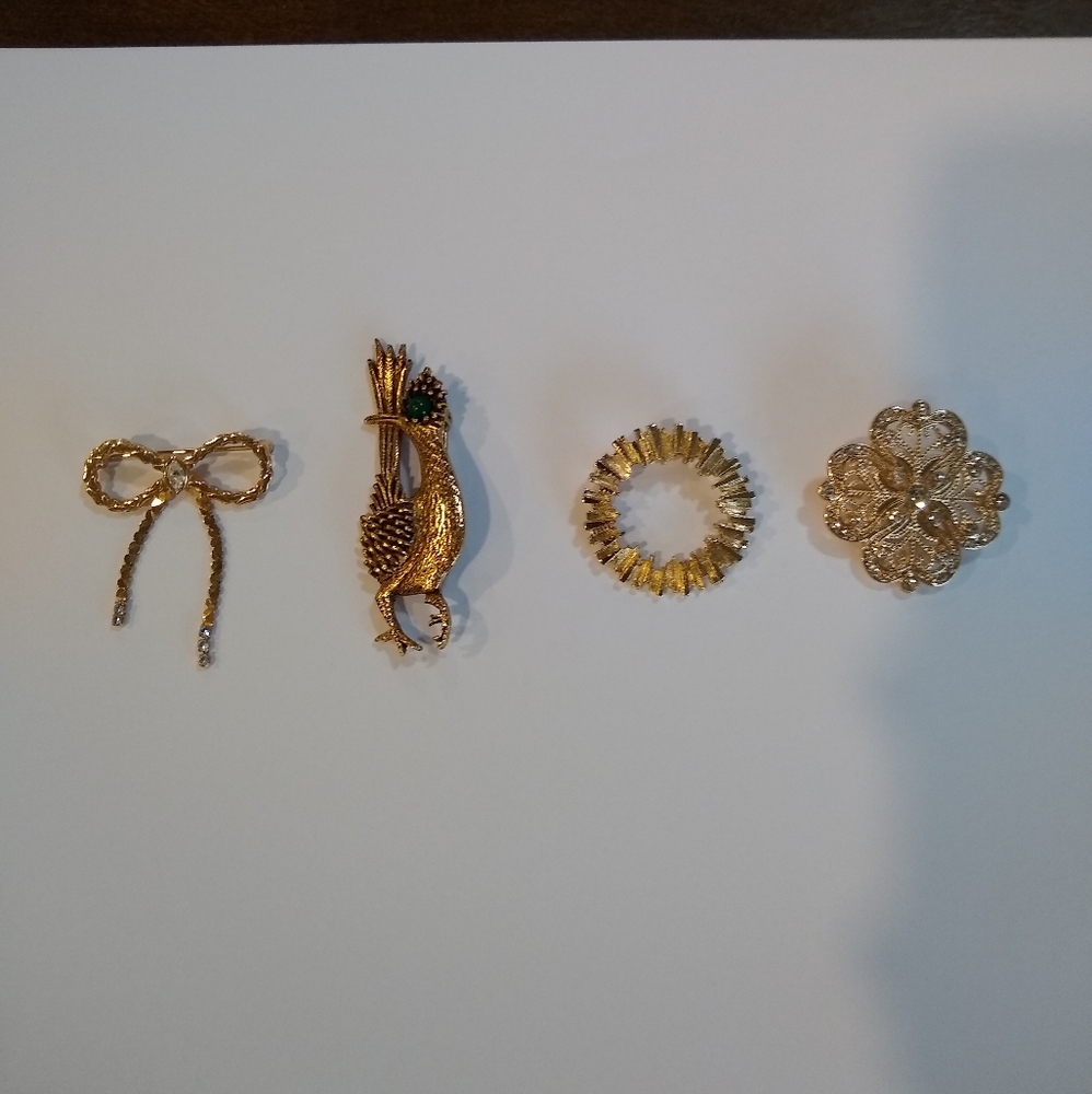 Various gold brooches